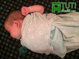 Trẻ sơ sinh hay vặn mình đánh hơi