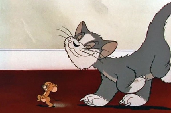 Trong tập phim đầu tiên, mèo Tom được gọi với cái tên khác là Jasper và đi bằng 4 chân