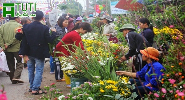 Hầu hết đám trẻ ngày ấy đều rất thích thú khi được bố mẹ dẫn đi chợ tết