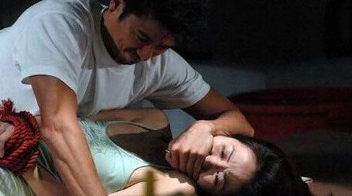 Cảnh cưỡng bức trong Bẫy tình 2 khiến cổ và cánh tay của Diệp Tuyền bị bầm tím