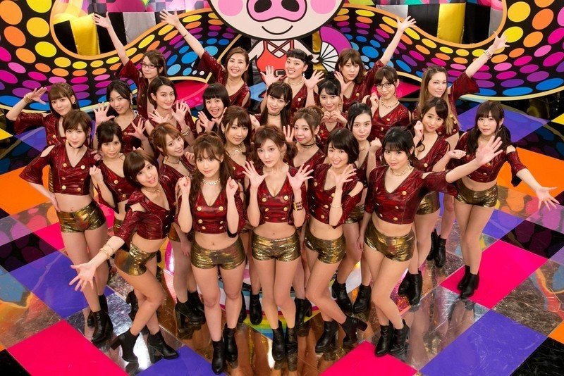 Ebisu Muscats là nhóm nhạc với nòng cốt là các nữ diễn viên JAV. Ngoài Tsubasa, nhóm còn từng có sự góp mặt của nhiều tên tuổi đình đám như Akiho Yoshizawa, Yui Hatano, hay Yua Mikami