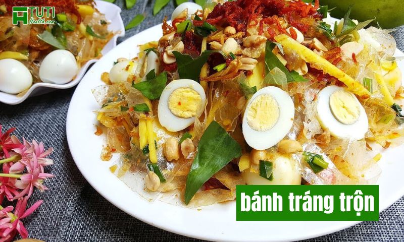 Bánh tráng trộn là sự kết hợp hoàn hảo của vị chua, cay, mặn, ngọt