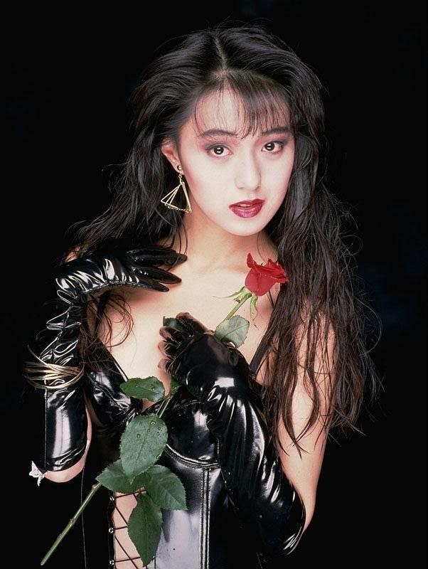 Hitomi Shiraishi là một trong những nữ diễn viên JAV nổi tiếng bậc nhất thập niên 1990 với nhan sắc ngọt ngào và quyến rũ