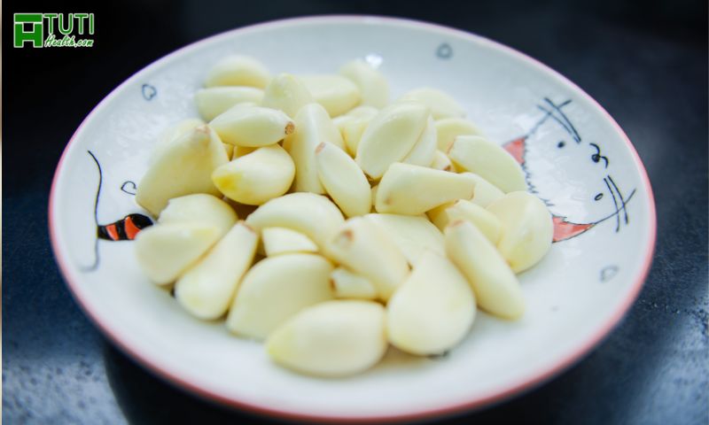 Ăn quá nhiều tỏi trong một ngày có thể dẫn đến nhiệt miệng, nổi mụn, viêm họng, loét miệng...