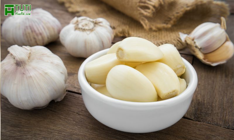 Ăn tỏi khi đói là nguyên nhân gây kích ứng niêm mạc dạ dày